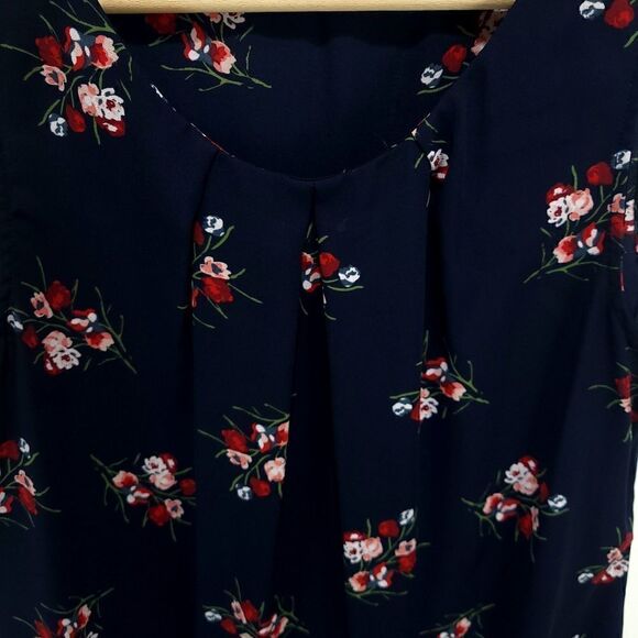 LOFTāNavyā&āFloralsĀ SleevelessāBlouse - Picture 4 of 6